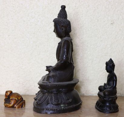 null CHINE et JAPON.

Ensemble de deux bouddhas en bronze patiné et d'un netsuke...