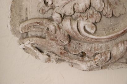 null Two decorative elements in stucco.

L_48 cm & 51,5 cm, accidents