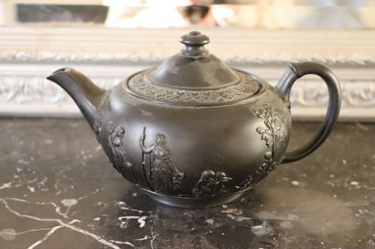 null WEDGWOOD.

Black bisque teapot called "black basalt".

H_13 cm L_23 cm