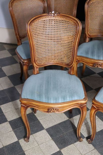 null Suite de huit chaises en bois mouluré et sculpté, les assises et dossiers cannés.

Galettes...