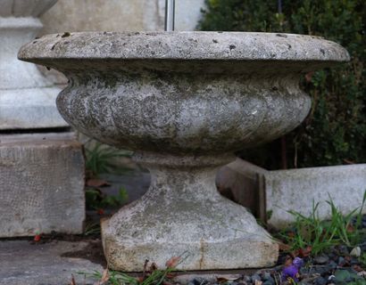 null Paire de vases de jardin à godrons, en ciment.

H_35 cm D_52 cm