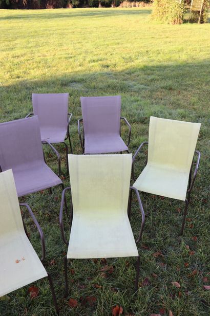 null Suite de huit fauteuils de jardin en toile de vinyle tressée, la structure en...