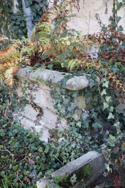null Planter in reconstituted stone.

H_50 cm W_80 cm D_38,5 cm