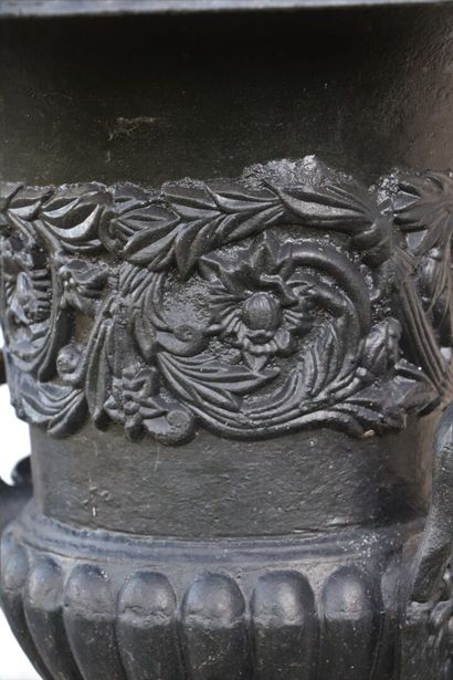 null Paire de vases Medicis à anses en fonte laquée noire, reposant sur des socles...