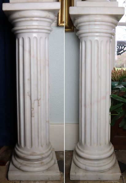 Paire de colonnes cannelées en marbre blanc...