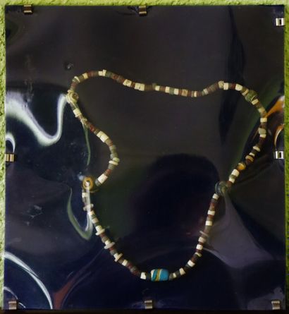 null Collier composé de perles antiques, principalement syro-hittite