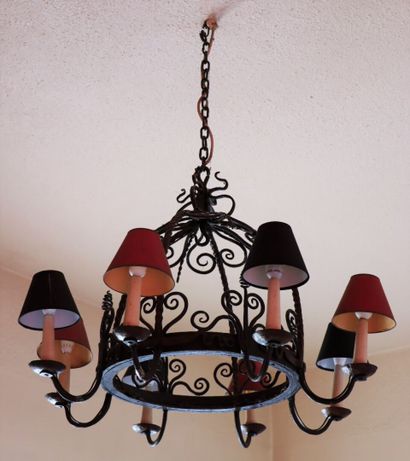null Important chandelier in wrought iron, with eight lights.

H_127 cm H_72 cm,...