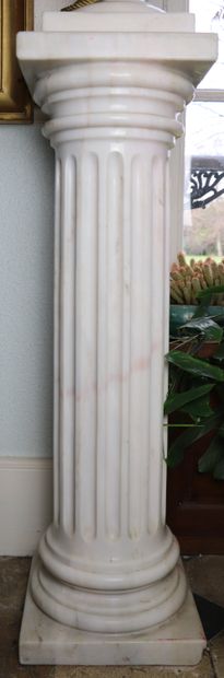 null Paire de colonnes cannelées en marbre blanc veiné.

H_110,5 cm