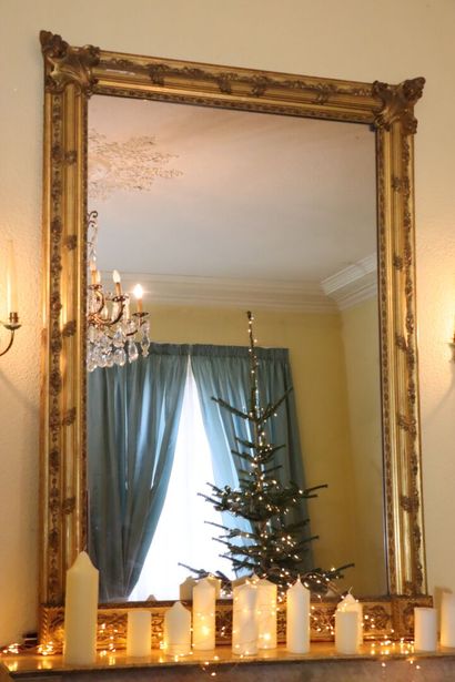null Miroir de trumeau en bois et stuc doré.

Epoque Napoléon III.

H_185 cm L_127...
