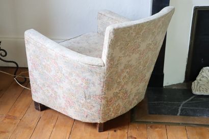null French work of the 1930s.

Pair of club armchairs upholstered with floral tapestry.

H_69...