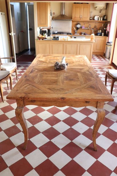 null Table de salle-à-manger en chêne, le plateau formé de dalles de parquet Versailles.

Composée...