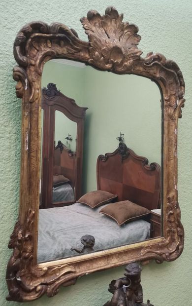 null Miroir en bois sculpté et doré, le fronton à coquille.

Travail italien du XVIIIème...