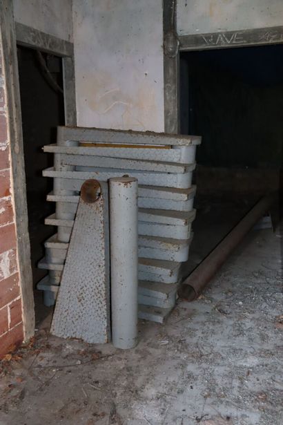 null Escalier hélicoïdal industriel en fer laqué gris composé de 16 marches, la base,...