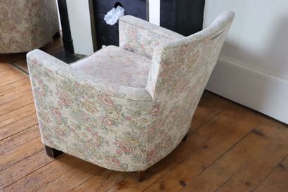 null French work of the 1930s.

Pair of club armchairs upholstered with floral tapestry.

H_69...