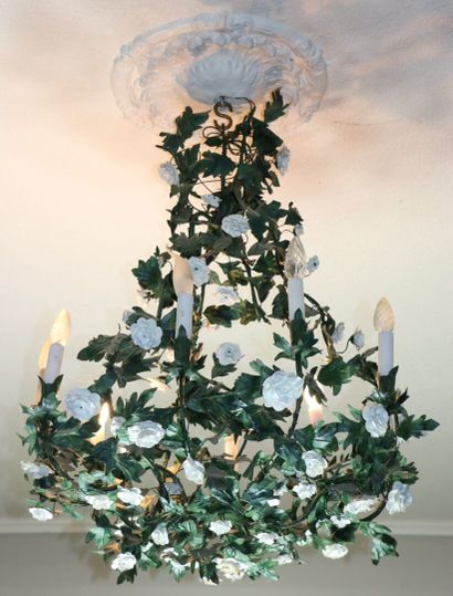 null Important lustre en fer laqué vert et fleurs en porcelaine.

H_97 cm L_72 c...