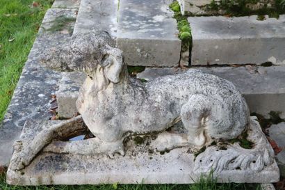 null Paire de chiens couchés en pierre reconstituée.

H_64 cm L_116 cm l_40 cm