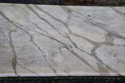 null Importante table en fer forgé laqué vert et plateau de marbre blanc veiné.

H_76...