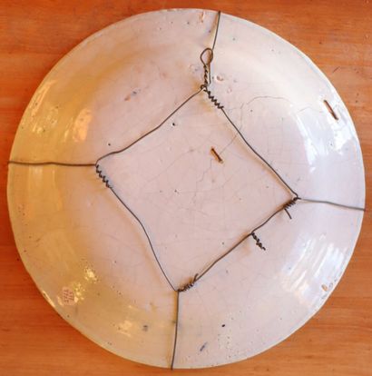 null Ensemble de céramiques comprenant : un plat creux de Fès, Maroc, quatre assiettes...