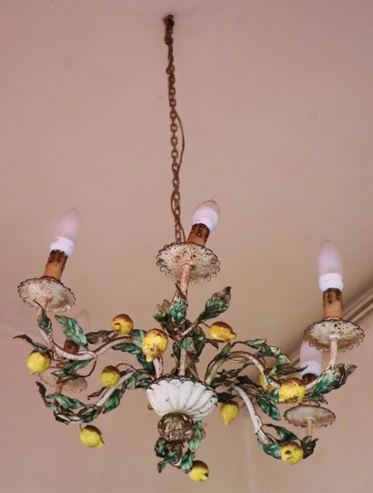 null Lacquered iron chandelier with six lights, decorated with lemons.

H_110 cm,...
