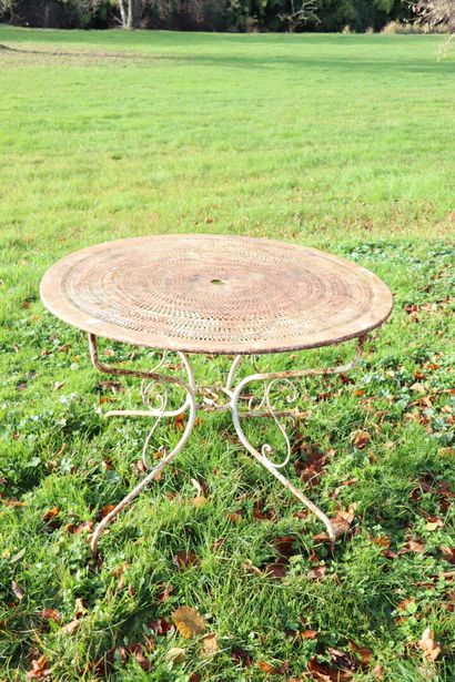 null Table circulaire de jardin en fer forgé et fer laqué blanc.

H_72 cm D_97 cm,...