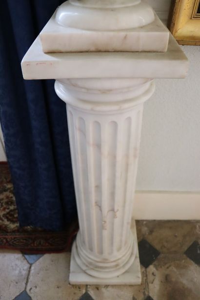 null Paire de colonnes cannelées en marbre blanc veiné.

H_110,5 cm