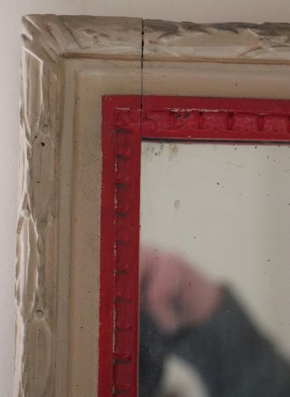 null Miroir d'entre deux en bois relaqué crème et rouge.

Style Louis XVI.

H_191,5...