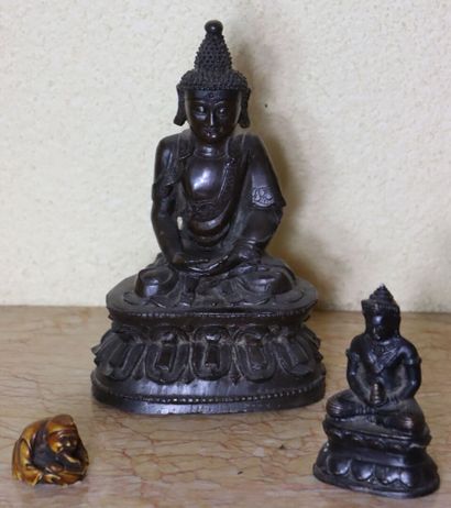 null CHINE et JAPON.

Ensemble de deux bouddhas en bronze patiné et d'un netsuke...