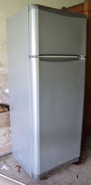 null INDESIT.

Réfrigérateur-congélateur façon inox.

H_180 cm L_73 cm P_65 cm