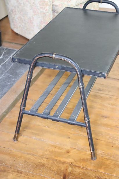 null Jacques ADNET (1900-1984), attribué à.

Table basse en cuir piqué sellier noir,...