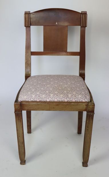 null Louis SUE (1875-1968) et André MARE (1885-1932).

Chaise en bois teinté acajou,...