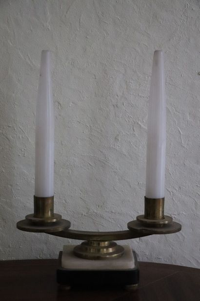 null Travail français des années 1930.

Paire de candélabres à deux lumières en marbre,...
