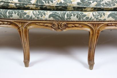 null Canapé corbeille en bois mouluré et sculpté.

Style Louis XV.

H_99 cm L_171...
