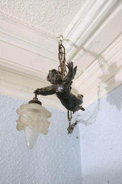 null Small bronze chandelier representing a love and glass tulip.

H_20 cm, with...