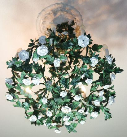 null Important lustre en fer laqué vert et fleurs en porcelaine.

H_97 cm L_72 c...