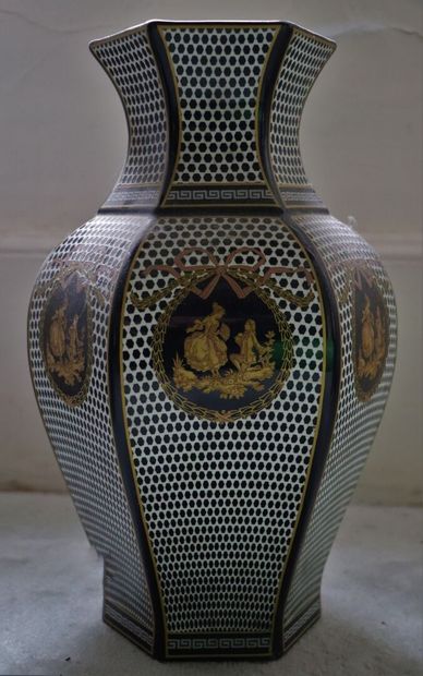 null ITALIE.

Vase en porcelaine à décor de médaillons figurant des scènes galantes.

H_37...