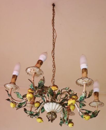 null Lacquered iron chandelier with six lights, decorated with lemons.

H_110 cm,...