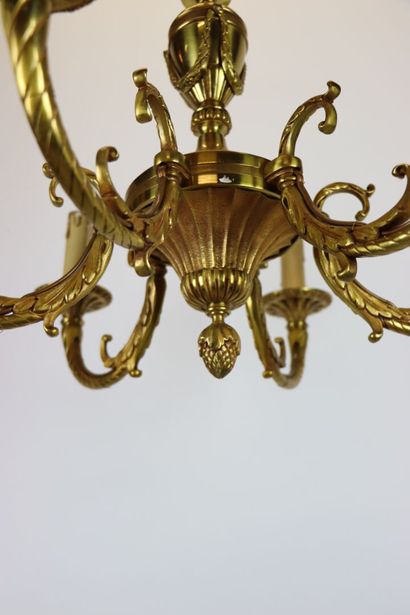 null Lustre en bronze à six lumières.

Style Louis XVI.

H_78 cm L_55 cm