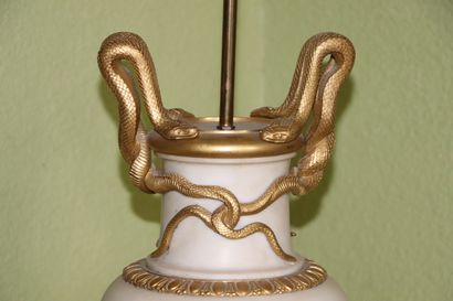 null Important vase en marbre blanc et bronze doré, les anses formées de serpents.

D'après...