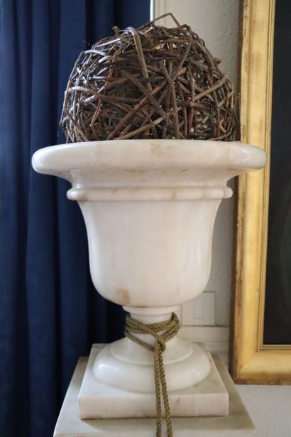 null Pair of white veined marble vases with pedestal.

H_45,5 cm D_42 cm