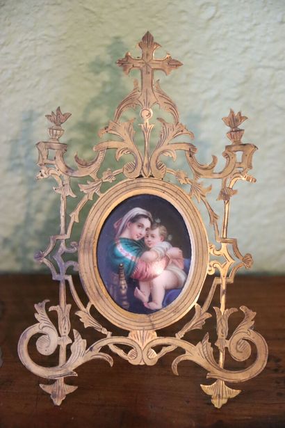 null 
Médaillon en porcelaine polychrome figurant la Vierge à la chaise d'après Raphaël.

Dans...