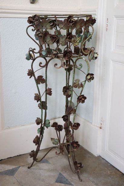 null Pair of planters in iron and wrought iron, partially lacquered.

H_106,5 cm...