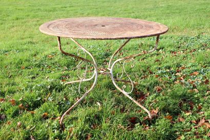 null Table circulaire de jardin en fer forgé et fer laqué blanc.

H_72 cm D_97 cm,...