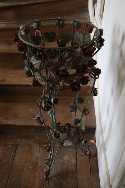 null Pair of planters in iron and wrought iron, partially lacquered.

H_106,5 cm...