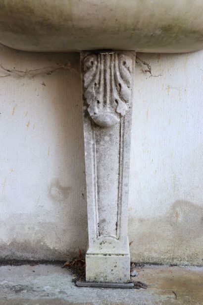 null 
Fountain with pediment, on foot sheath, in stone.




H_163 cm W_98 cm D_45...