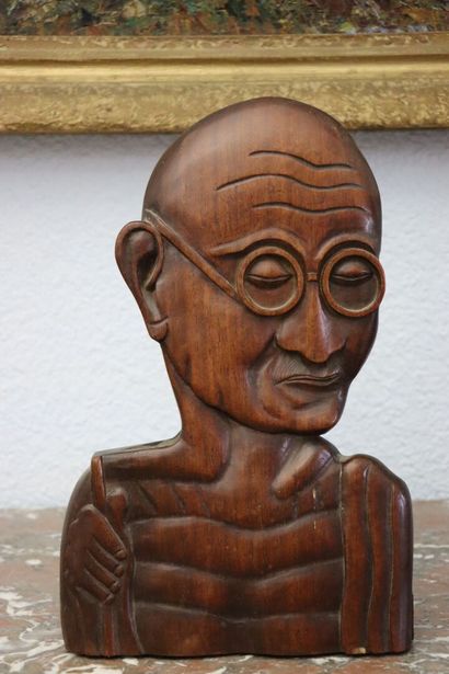 null Profil de Gandhi.

Bois exotique sculpté.

H_35 cm L_23 cm