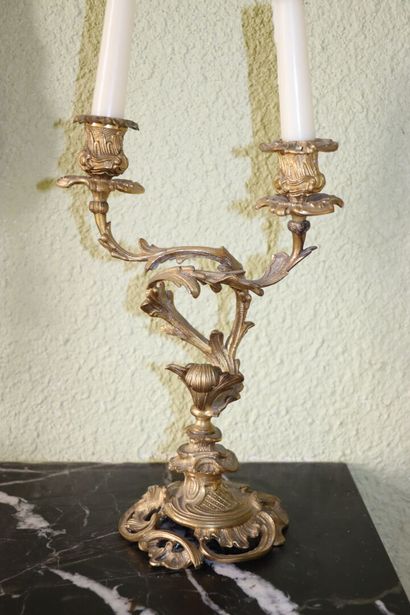 null Paire de candélabres à deux bras de lumière en bronze doré.

Style Louis XV,...