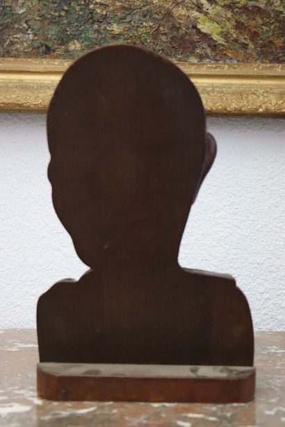 null Profile of Gandhi.

Exotic carved wood.

H_35 cm L_23 cm