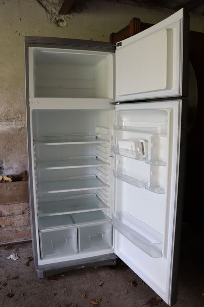 null INDESIT.

Réfrigérateur-congélateur façon inox.

H_180 cm L_73 cm P_65 cm