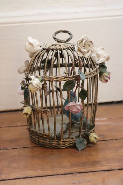 null Deux cages à oiseaux en bois, l'une ornée de fleurs de porcelaine.

H_24 cm,...