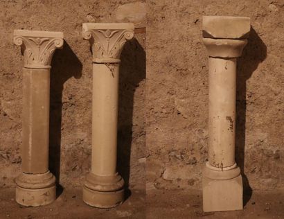 null Paire de colonnes à chapiteaux corinthiens en plâtre.

H_83 cm.

On y joint...